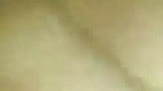 الحسناء تأخذ قضيبًا عملاقًا في مؤخرتها