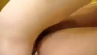 تثار الصديقة المراهقة وهي تشاهد صديقتها سمراء الشعر تُمارس الجنس وجهاً لوجه