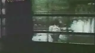 مترجم يتلصلص على امه